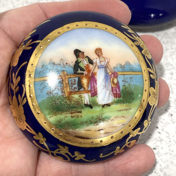 Vintage porcelain trinket box hand painted cobalt blue gold gilt courting scene - Picture 6 of 9
